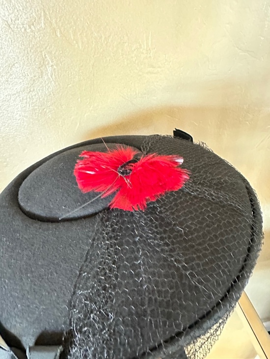 SUPERB 1940\'s BLACK FELT WIDE BRIM HAT + RED FEATHER \